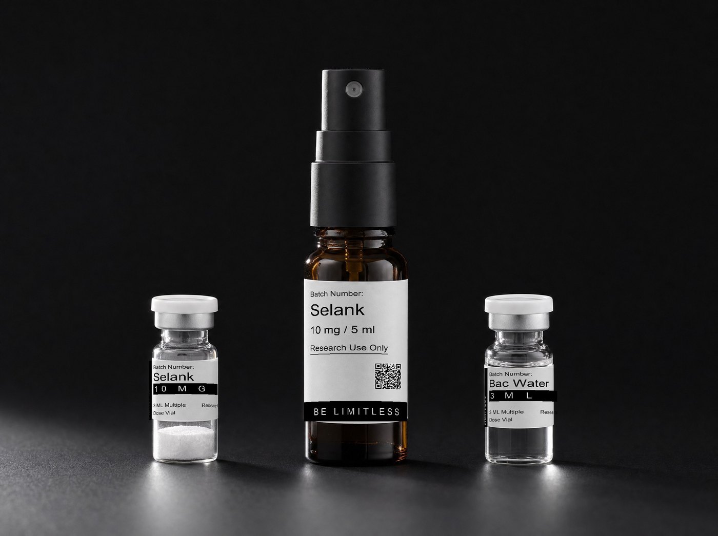 Los tres elementos del Kit BE LIMITLESS · Selank 10 mg sobre fondo de estudio negro, con la etiqueta LIMITLESS